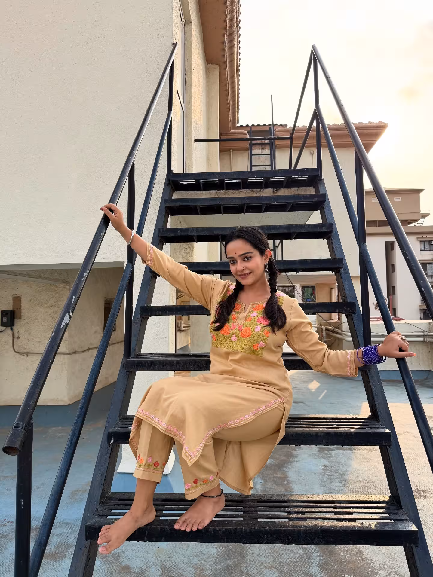 Apoorva Arora Clinches Mirchi Award For OTT Comedy Celebrated for her stellar role in Family AajKal, the win marks a career milestone indeed.