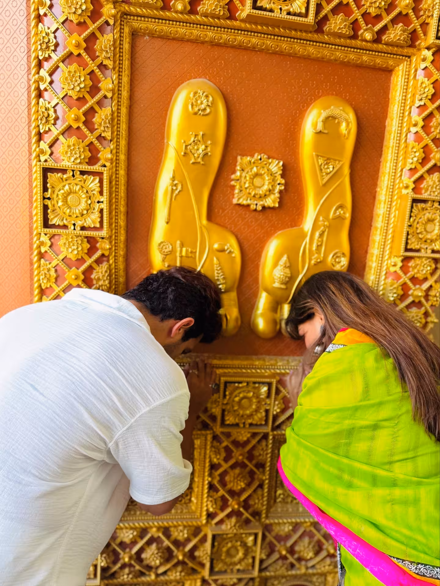 Arjun Bijlani’s Spiritual Farewell In New Jersey Actor Arjun Bijlani wraps up USA holiday with a serene visit to Akshardham Temple in NJ!!