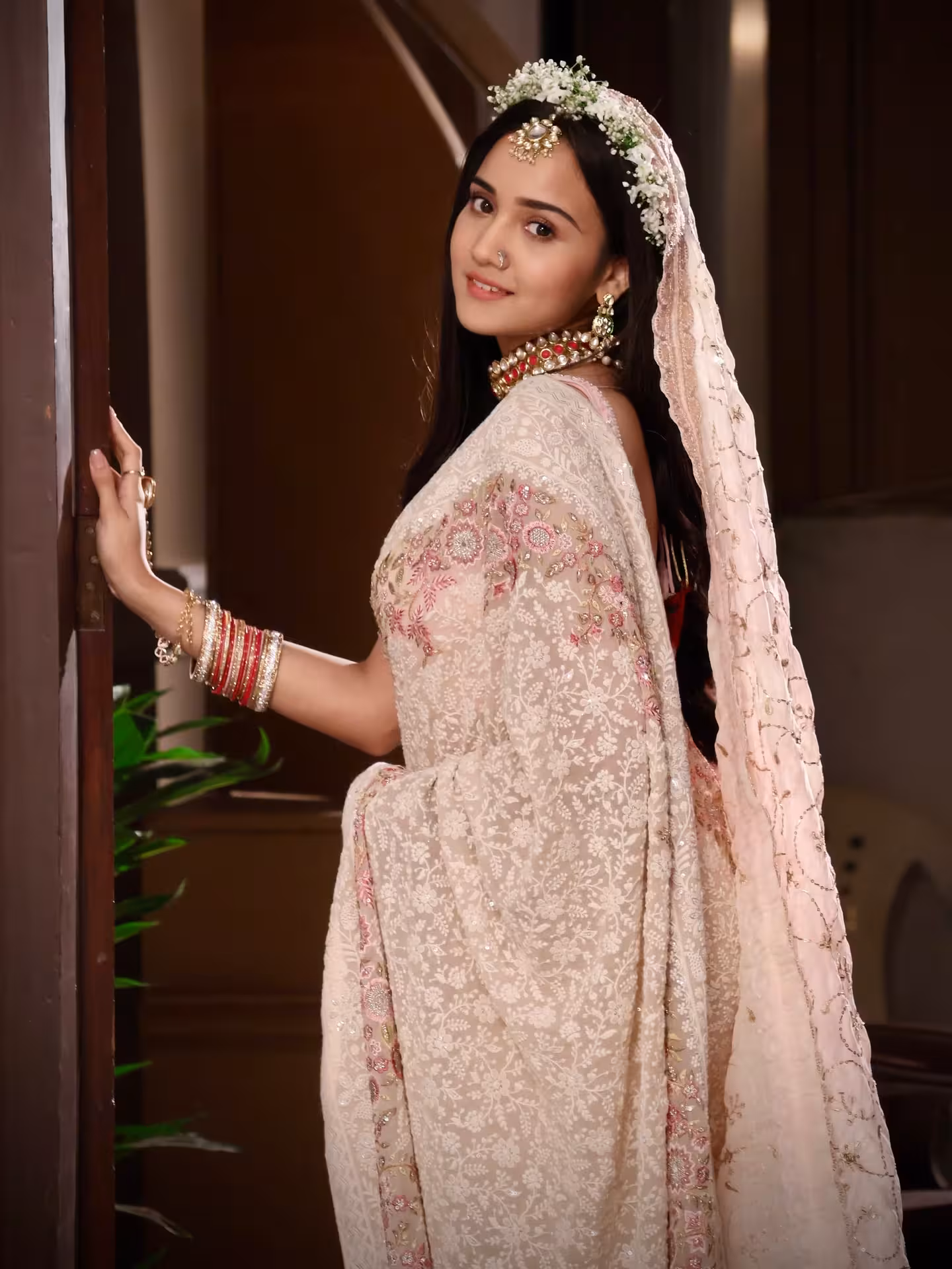 Fresh on-screen vibes as Ashi Singh debuts Kairi, adding spark and charm to the hot show.!
