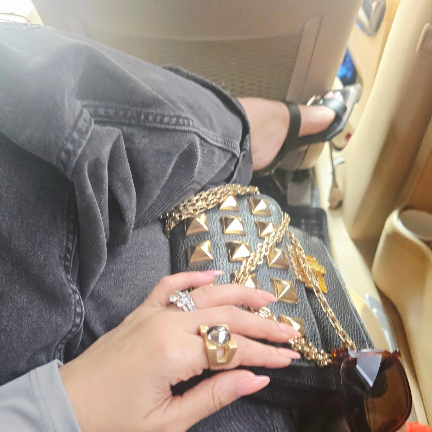 Ayesha Takia Enjoys Mood, Food And Feels