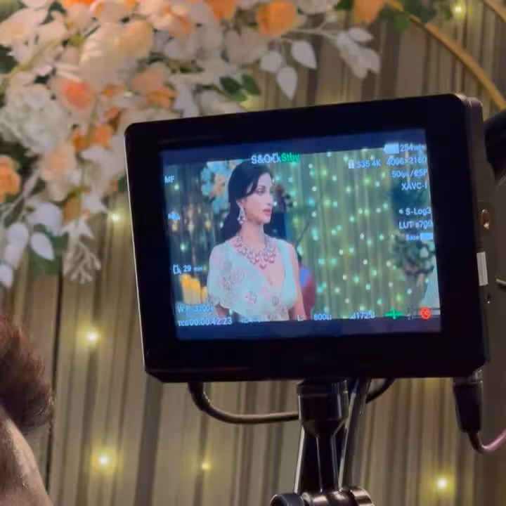 Diksha Singh’s Swan Si Mehbooba Look