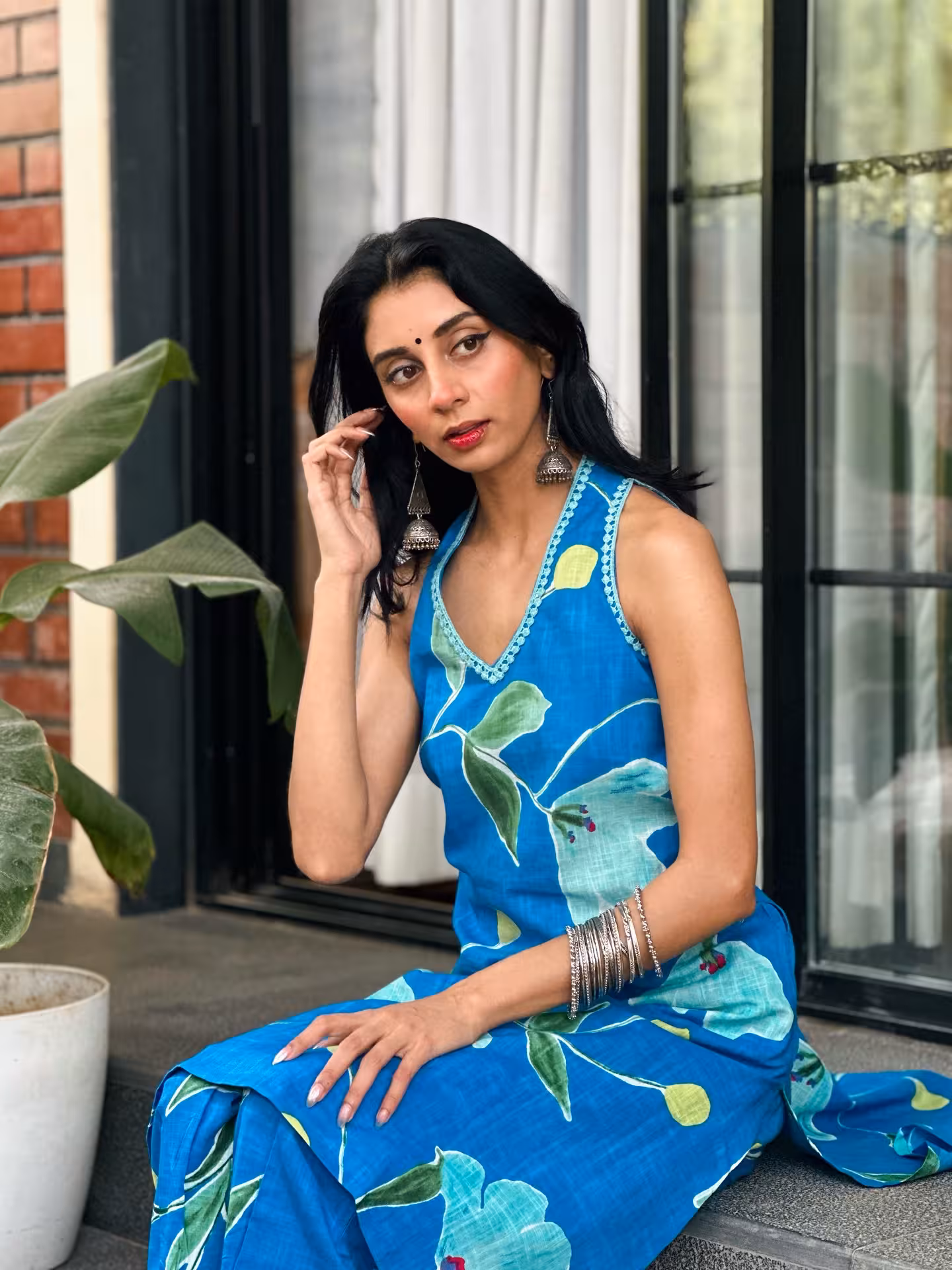 Dolly Singh Stuns With Desi Tadka Look Celebrity Dolly Singh embraces vibrant Desi aesthetics with high-fashion set and flair!!!