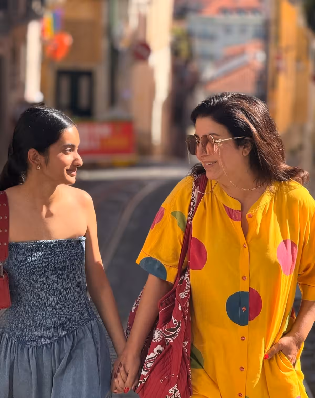 Filmfare shows a tender bond as Farah Khan shares a very sweet moment with daughter Diva.!
