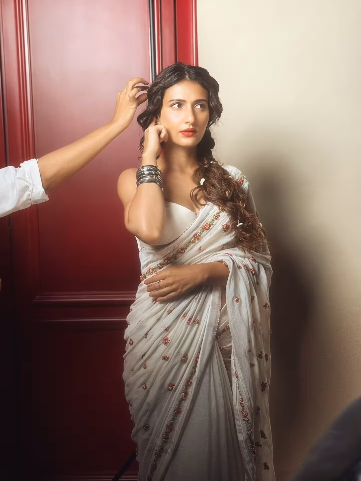 Fatima Sana Shaikh Radiates Papa Ki Pari Energy Fatima Sana Shaikh delights fans with a playful vibe, radiating warm 'Papa ki Pari' charm.