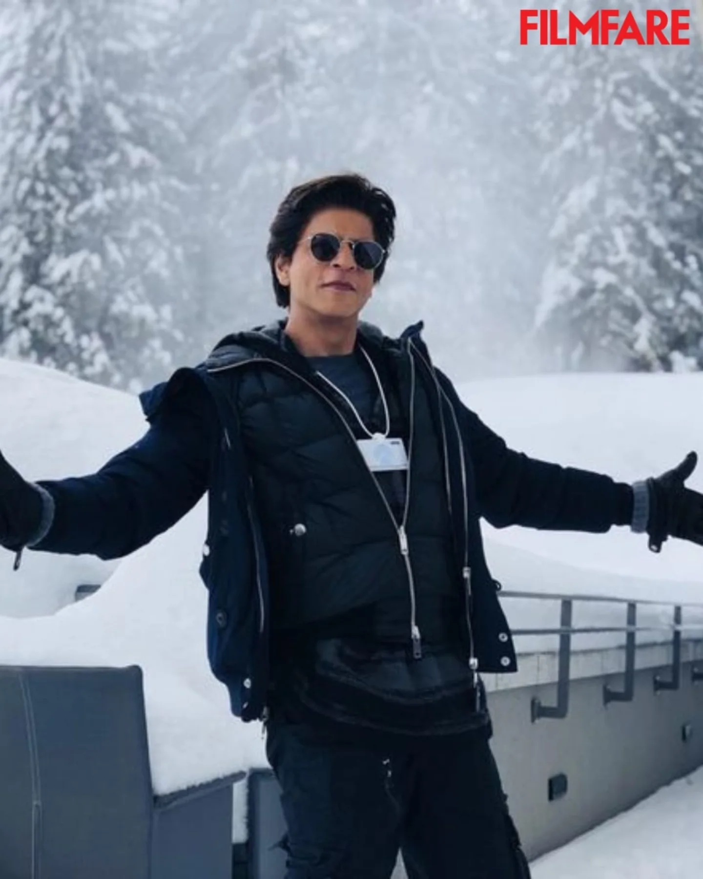 Iconic Pose Marks SRK's 33-Year Legacy