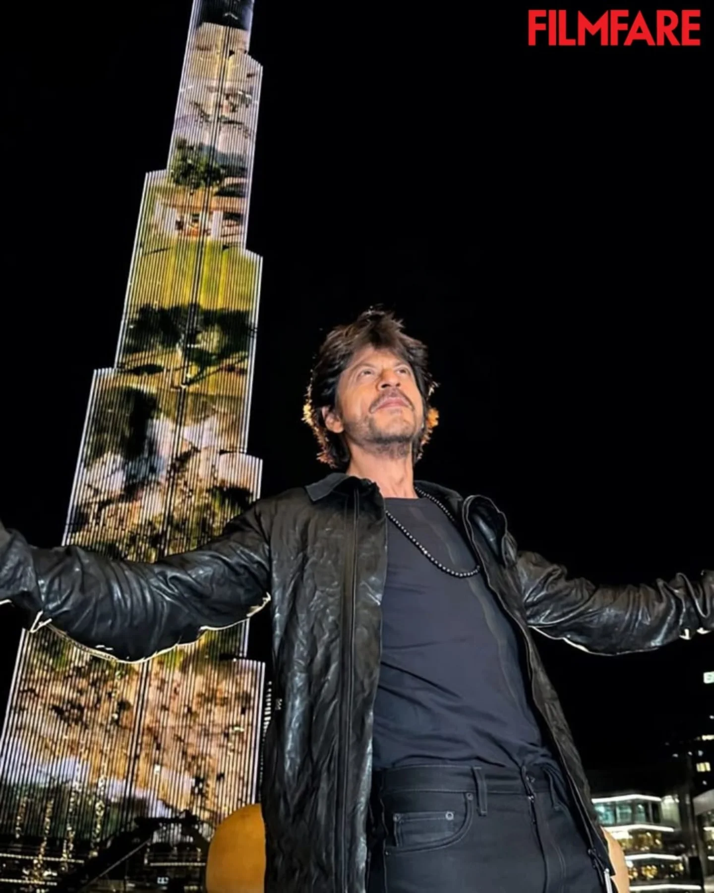 Iconic Pose Marks SRK's 33-Year Legacy