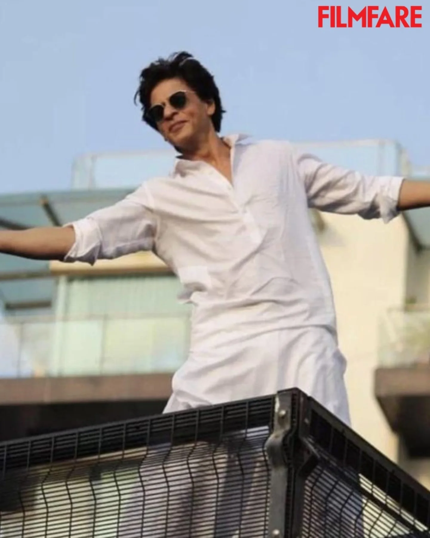 Iconic Pose Marks SRK's 33-Year Legacy