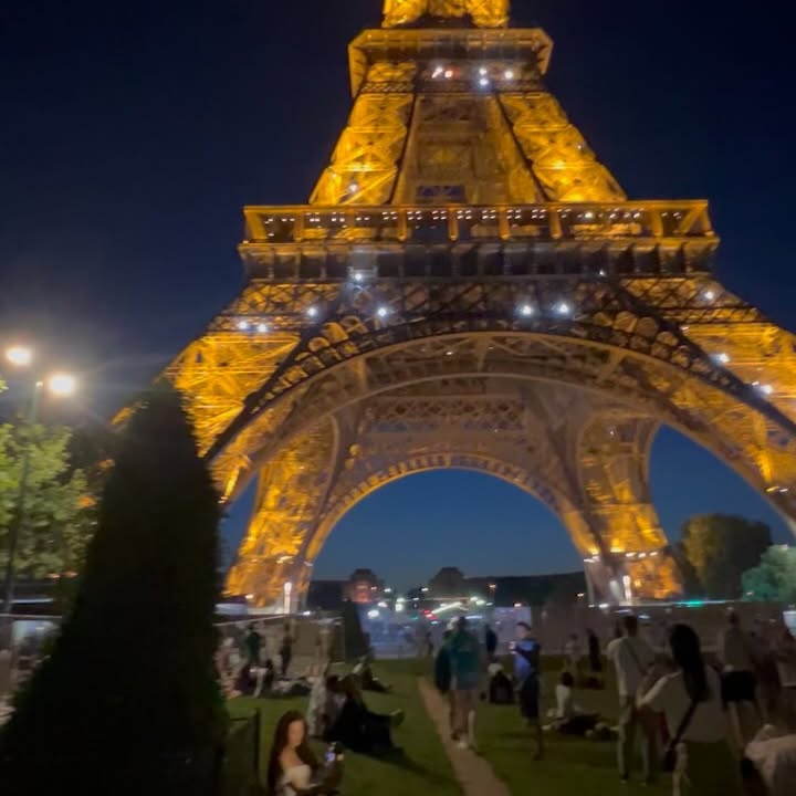 Jamie Lever Visits Paris