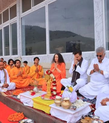 Kapoor Honors Parents With Ganga Tribute