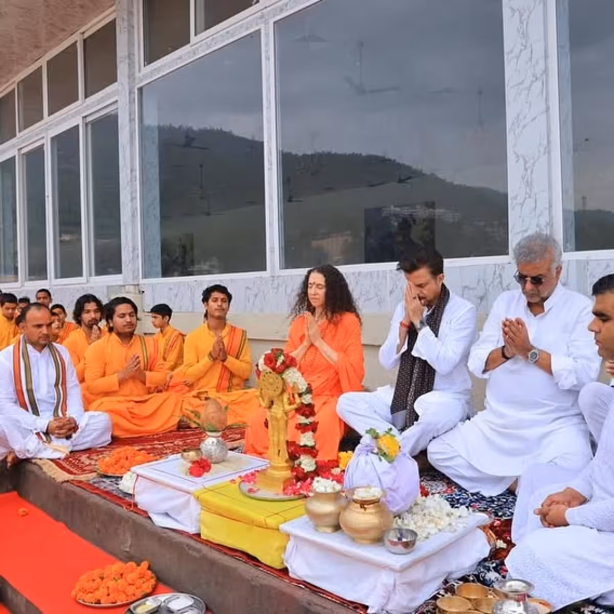 Kapoor’s tribute: Immersing parental ashes in the sacred Ganga for peaceful healing. Now!!