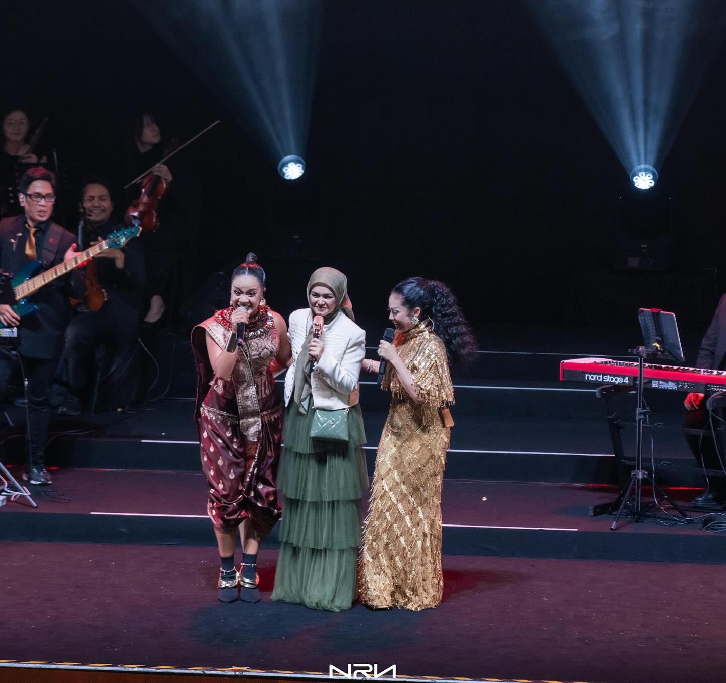 Kris Dayanti Shines At Cinta Nostalgia Concert