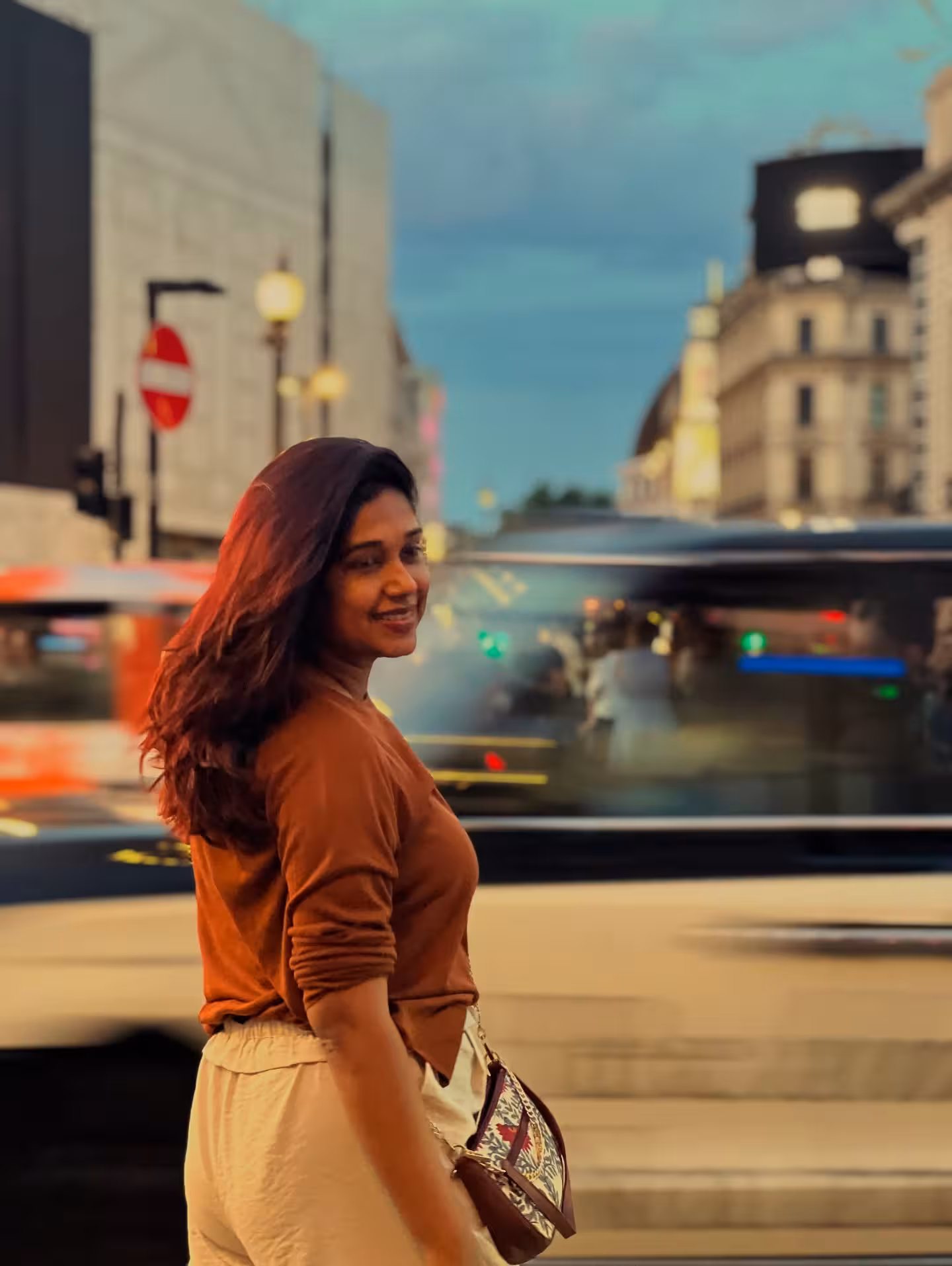 London Love: Antara Mitra’s Urban Vibe Antara Mitra dazzles London as her vibe blends urban energy, elegance, and pure style today.
