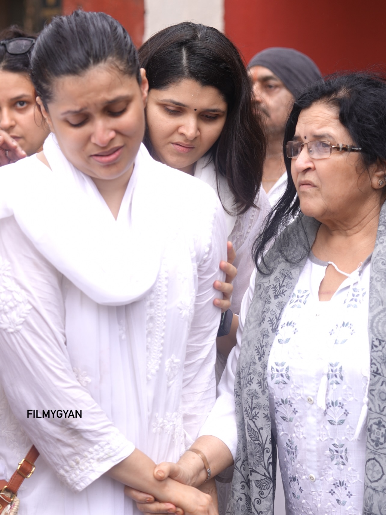 Mannara Bids Farewell To Her Father