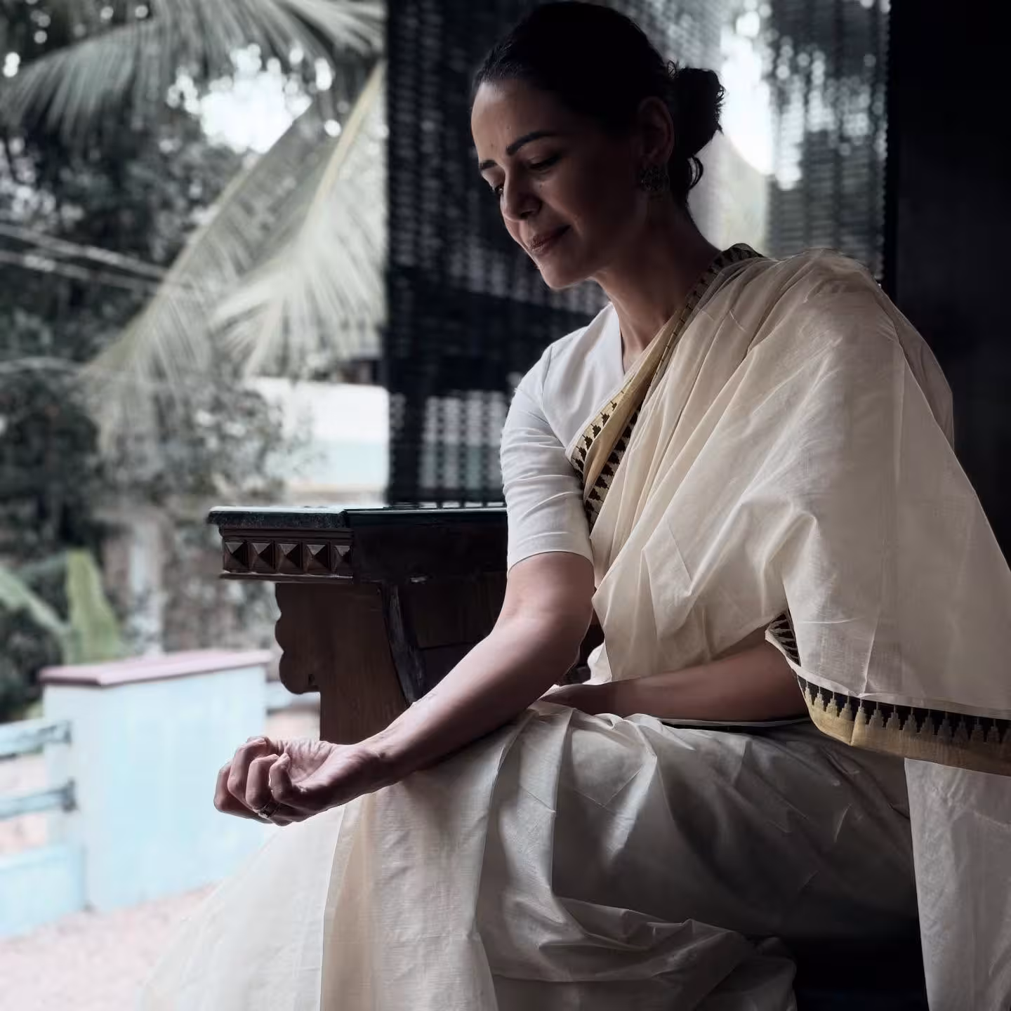 Mona Singh’s Kerala Sojourn Mona Singh savors Kerala’s charm in a saree, merging rich tradition with modern vibes now.