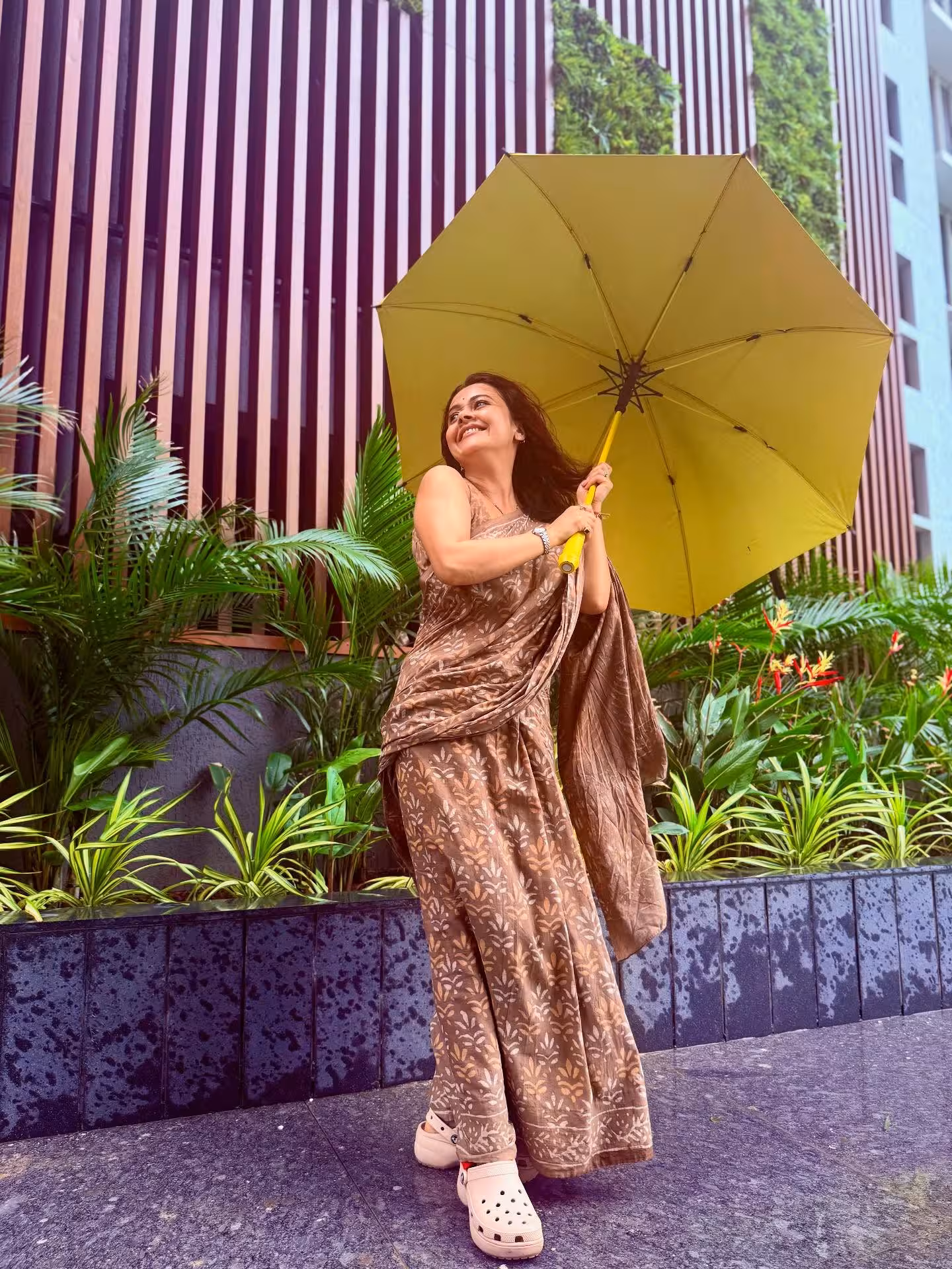 Monsoon Style: Devoleena’s Rainy Day Elegance Rainy mood meets celebrity chic as Devoleena Bhattacharjee dons a vibrant saree in monsoon
