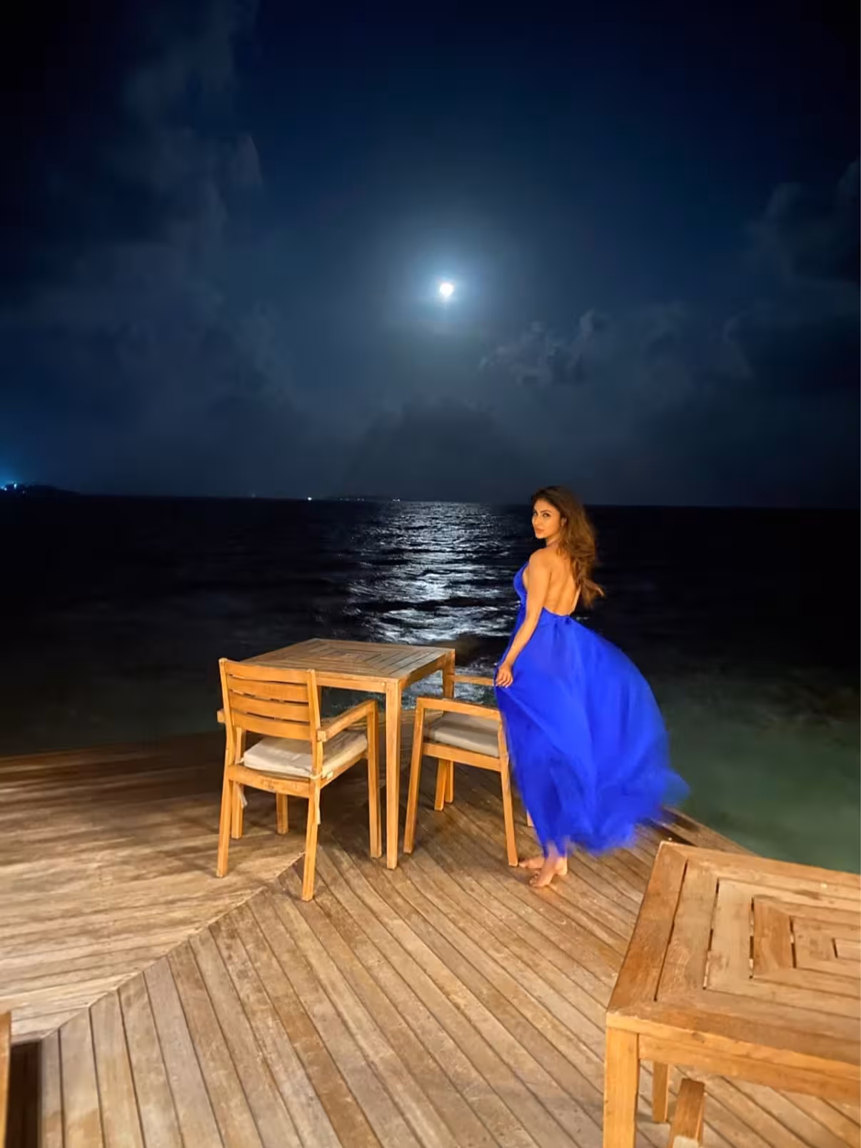 Moon Magic: Mouni Roy’s Celestial Allure Mouni Roy charms fans with her lyrical ode to the night sky, igniting enchantment & magic.