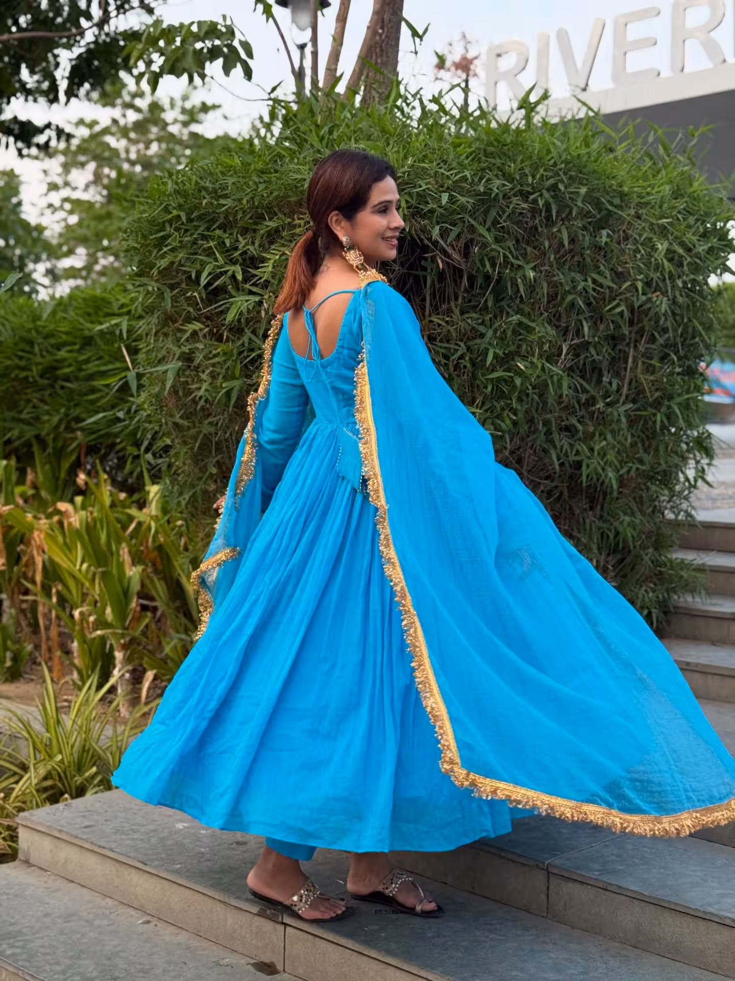 Neelam Suit Set Captivates Fashion Fans