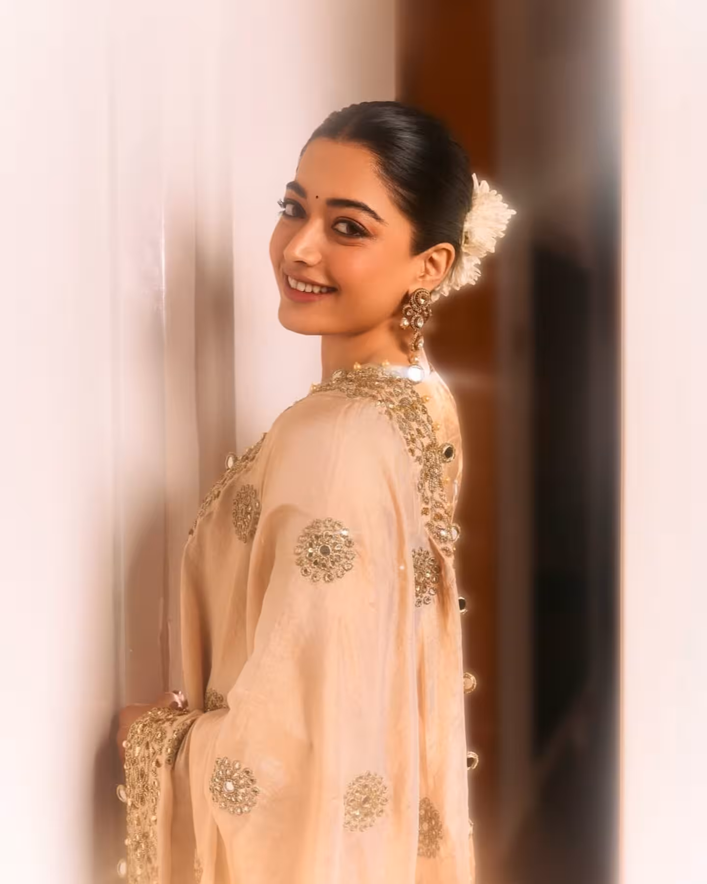 Bollywood beauty in a stylish desi ensemble, igniting praise from fans nationwide to adore