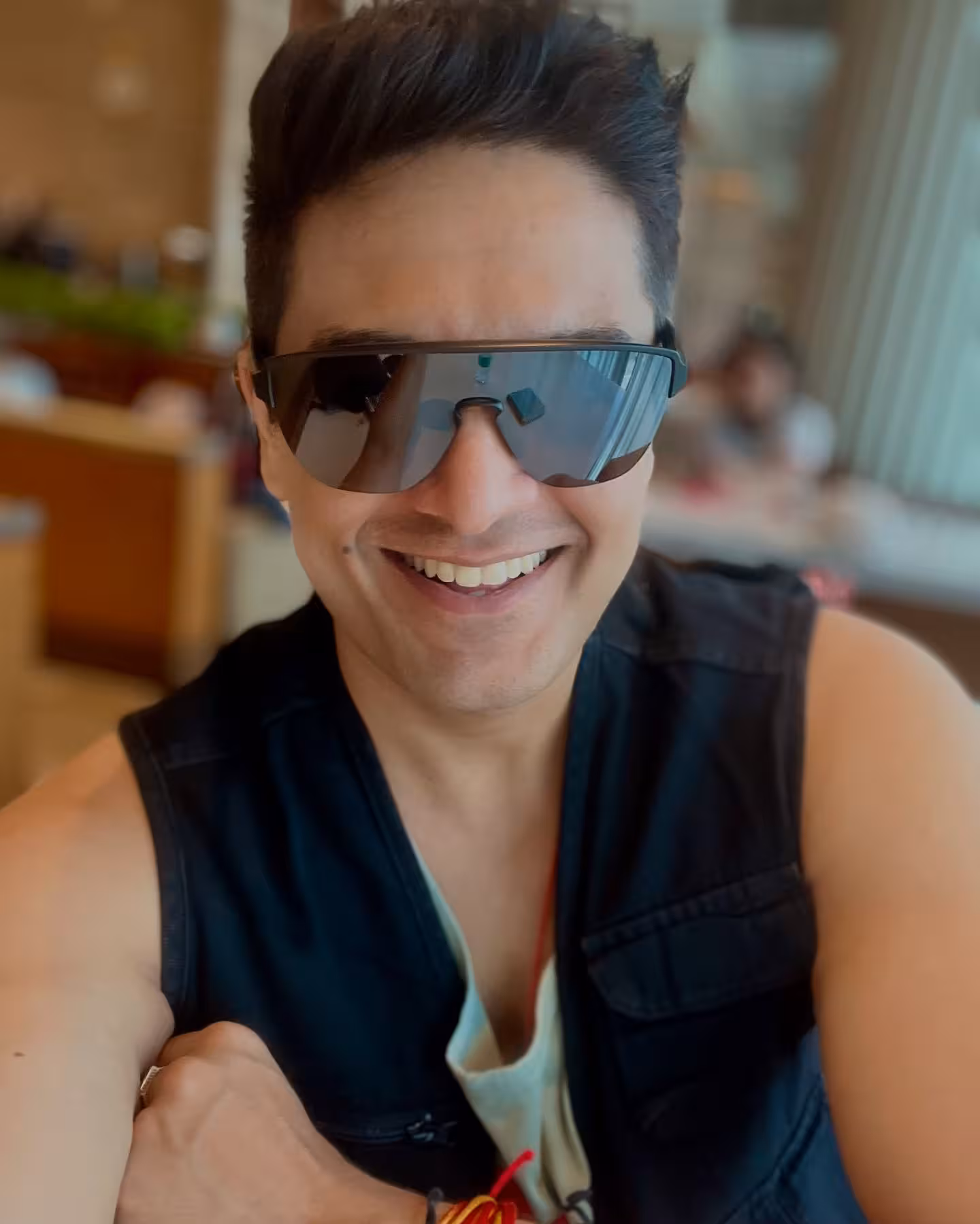 Selfie Simplified: Gaurav Khanna’s Airport Vibes Celebrity @gauravkhannaofficial shows effortless travel flair at airport sans selfie stick!