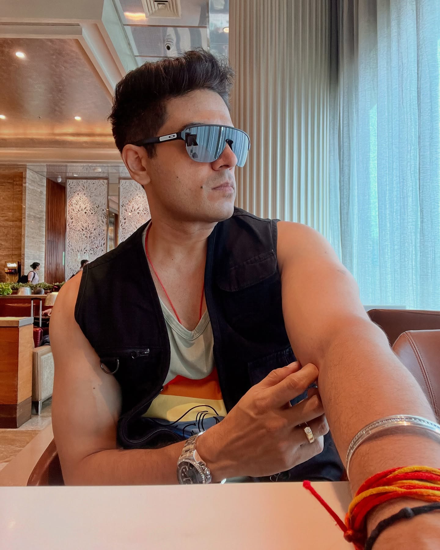 Selfie Simplified: Gaurav Khanna’s Airport Vibes