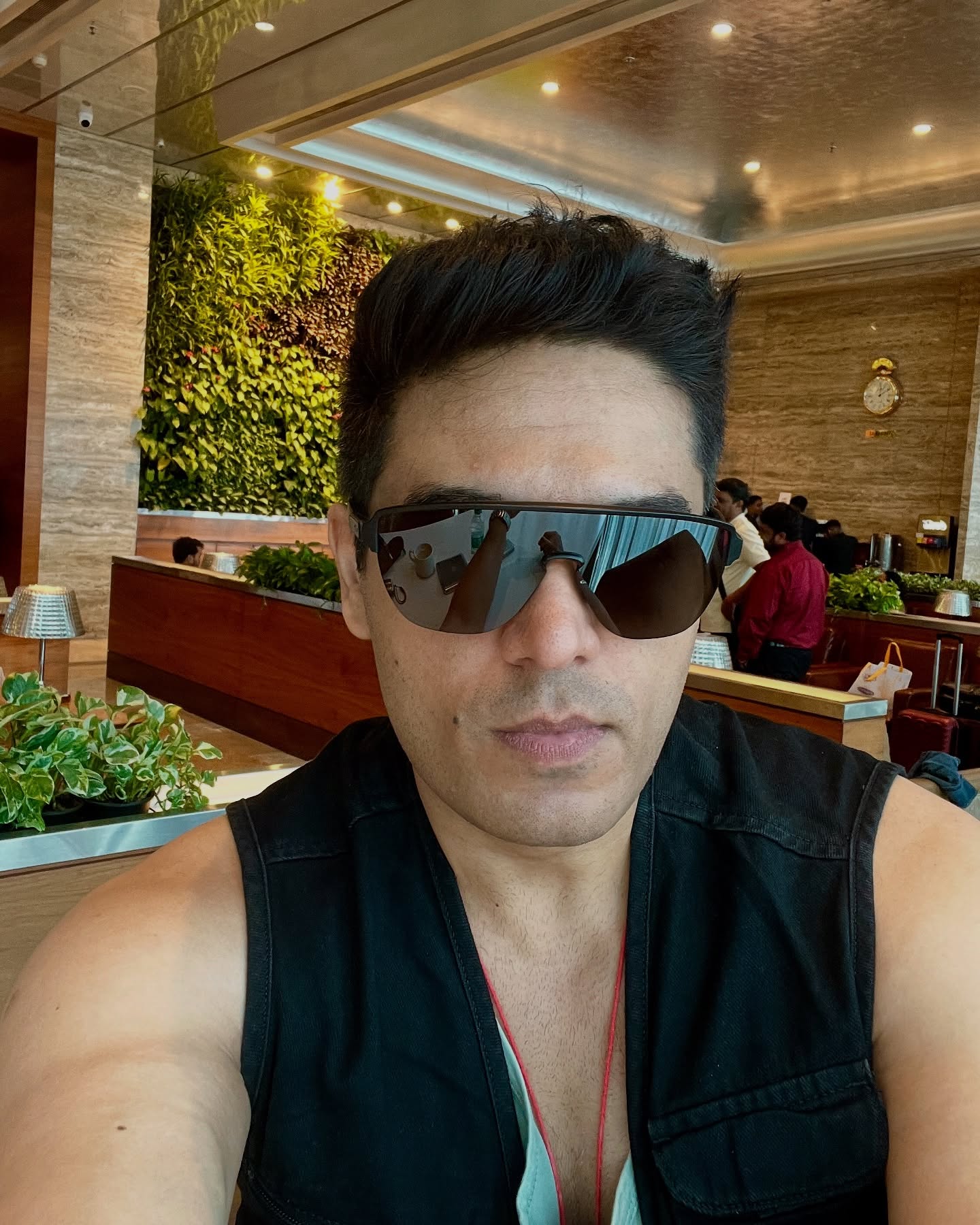 Selfie Simplified: Gaurav Khanna’s Airport Vibes