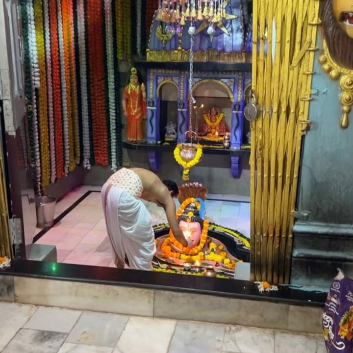 Shweta Revisits Mumbareshwar Temple