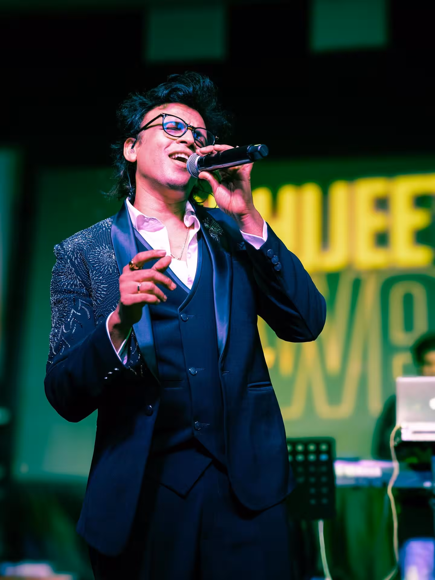 Stage Confidence: Abhijeet’s Stylish Moment Abhijeet Sawant dazzles on stage; his charm, flair and energy vividly win every heart.!!!