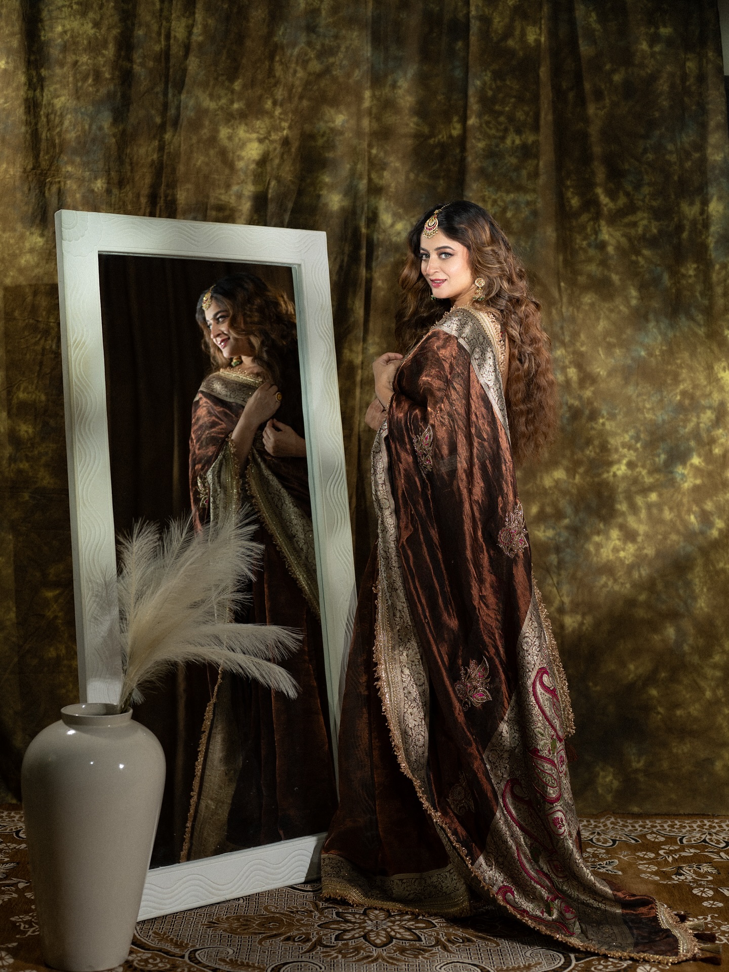 Elegant Saree Look Stuns On Mahhi Vij
