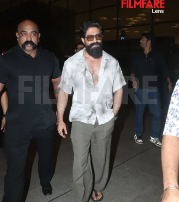 Yash Dazzles At The Airport