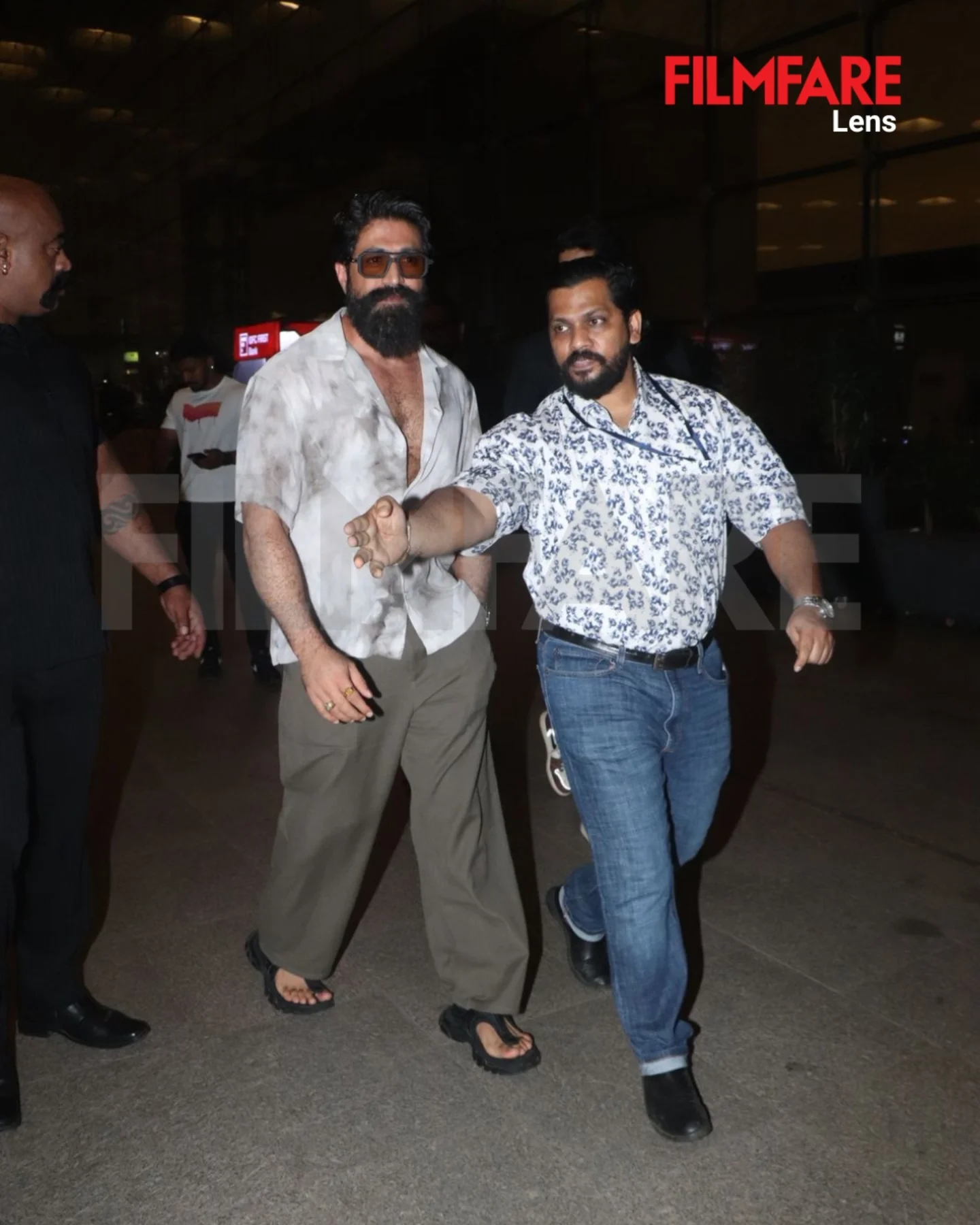 Yash Dazzles At The Airport